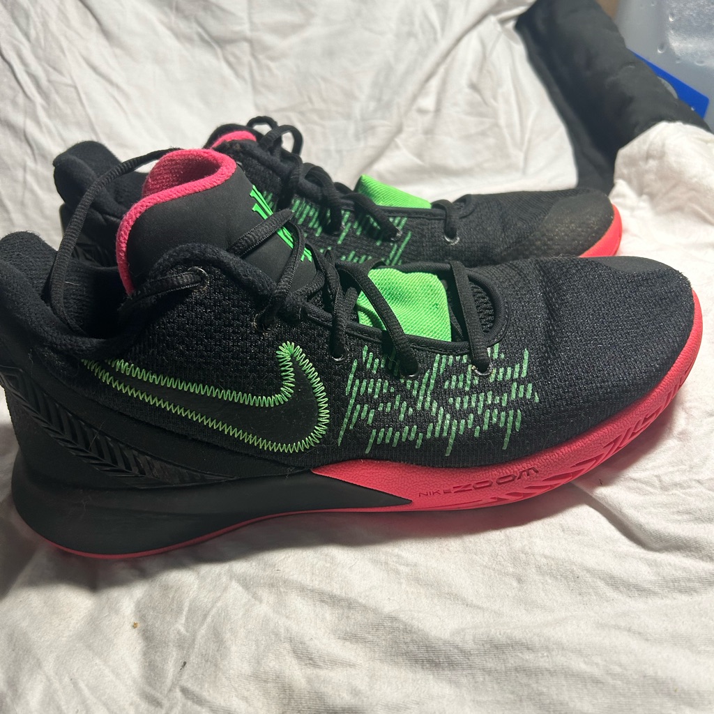 Kyrie Irving Flytrap Hyper Pink